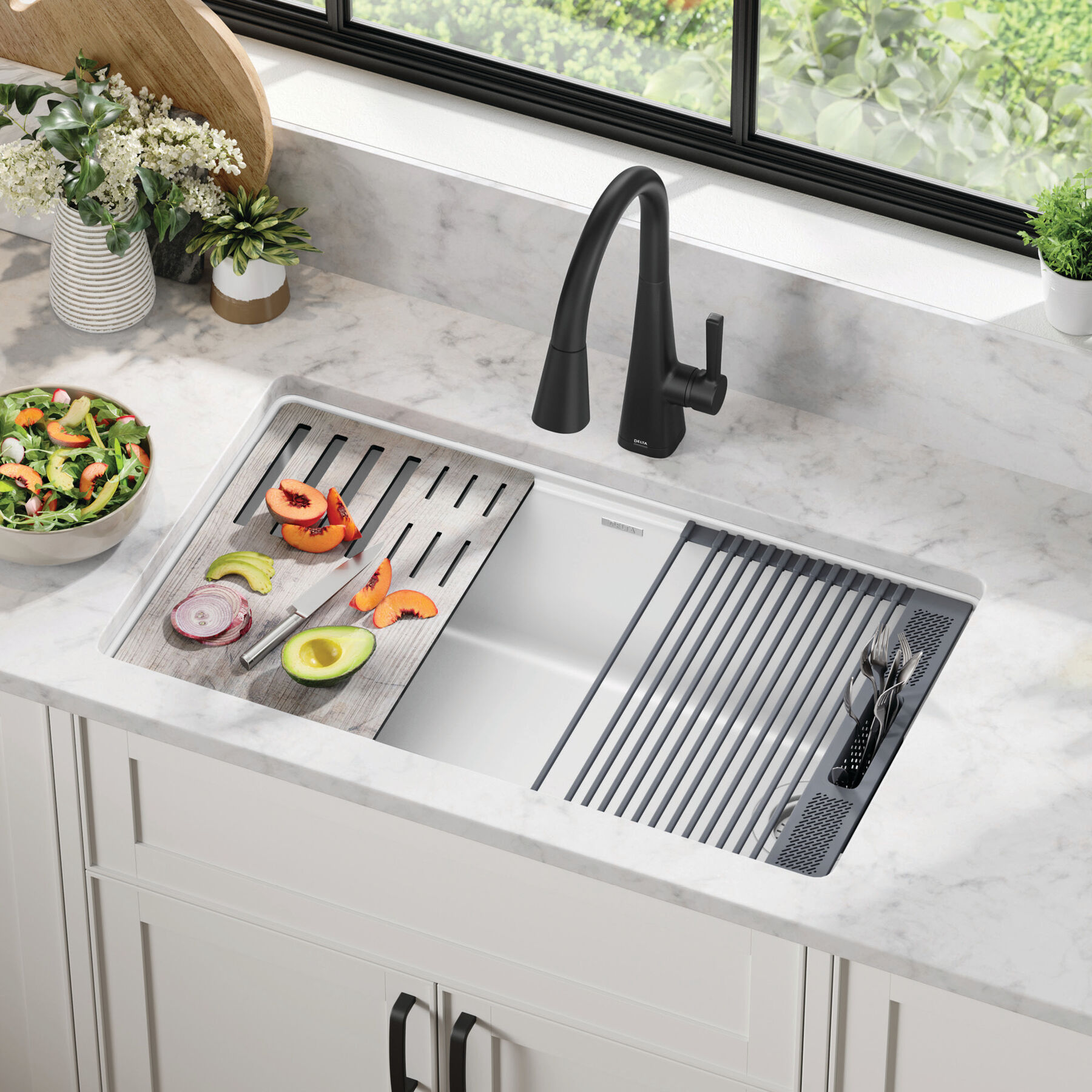 Lavabo de cocina tipo estación de trabajo con un receptáculo de compuesto de granito de 32" de montaje bajo encimera, con reborde WorkFlow™ y accesorios, imagen 42